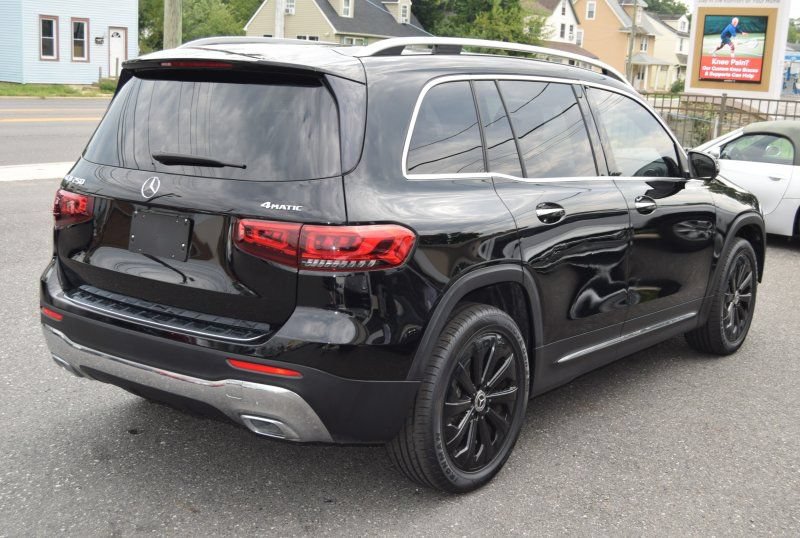Used 2021 Mercedes-Benz GLB 250 4MATIC w/ Premium Package image 9