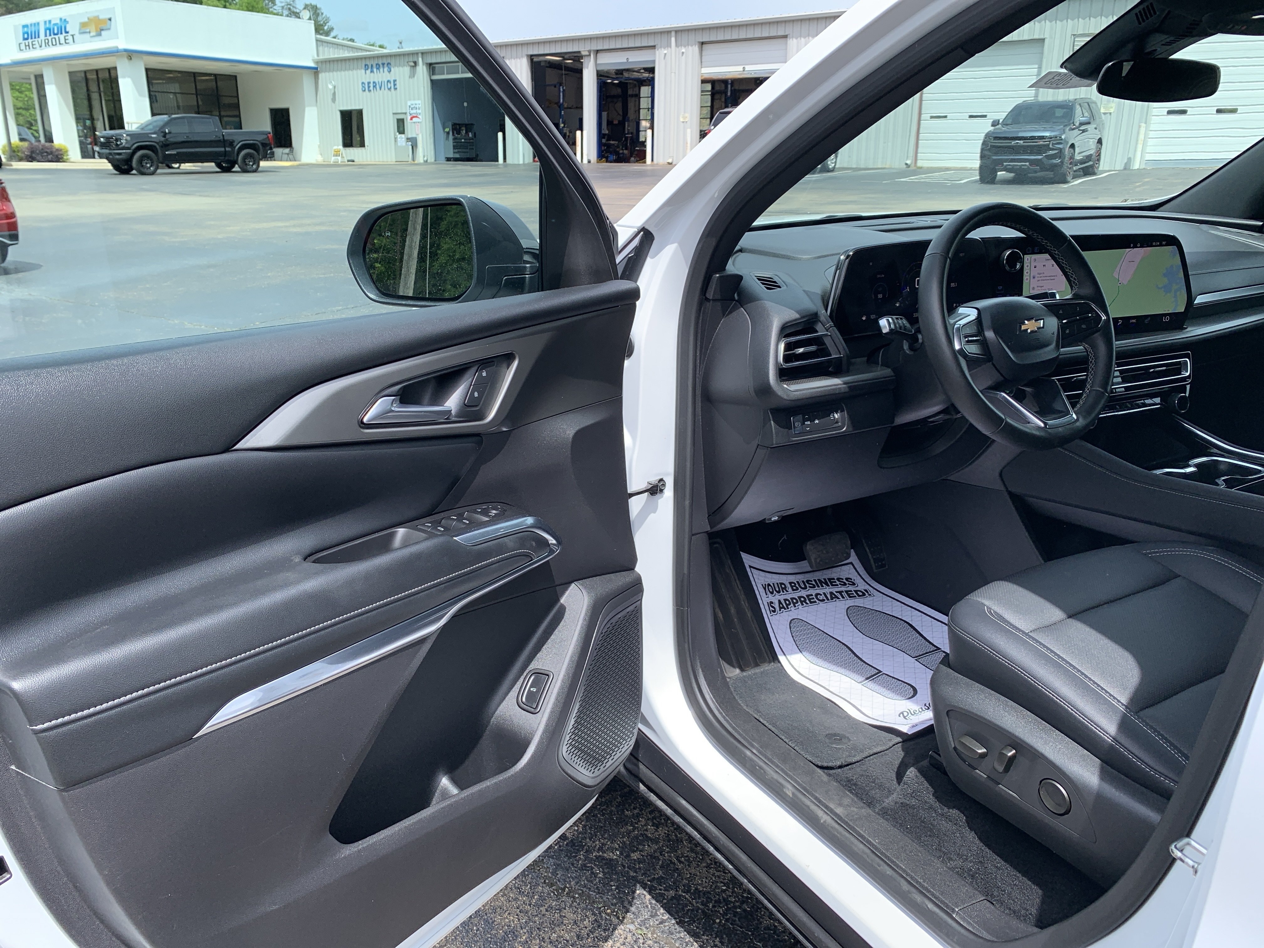 Used 2025 Chevrolet Traverse LT FWD image 17