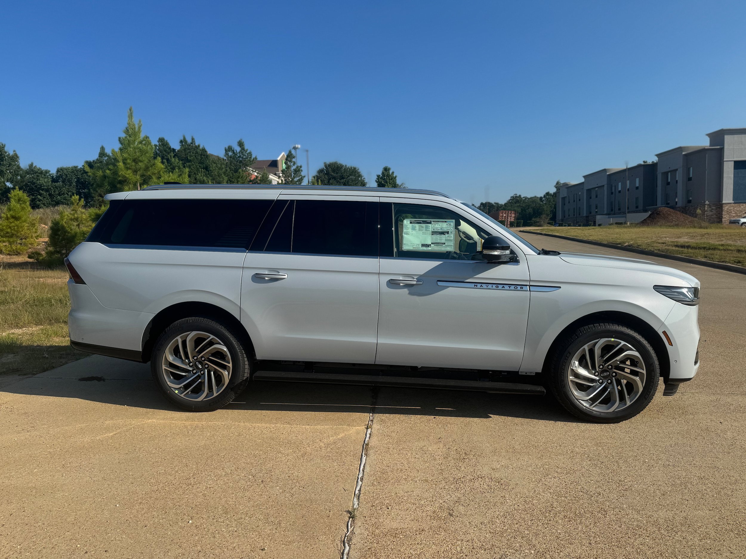New 2025 Lincoln Navigator L Reserve AWD/4WD image 3