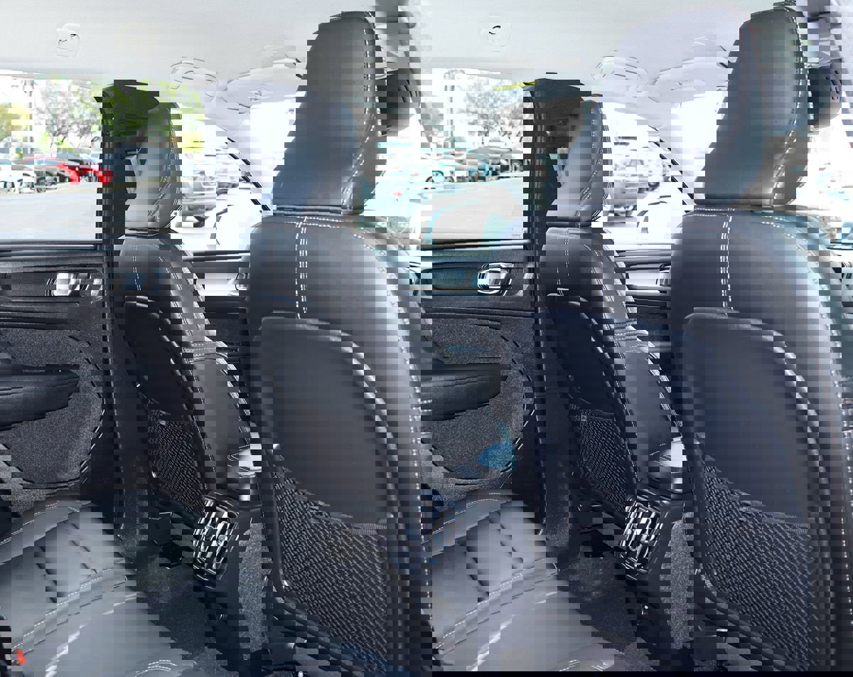 Used 2022 Volvo XC40 T4 Momentum image 22