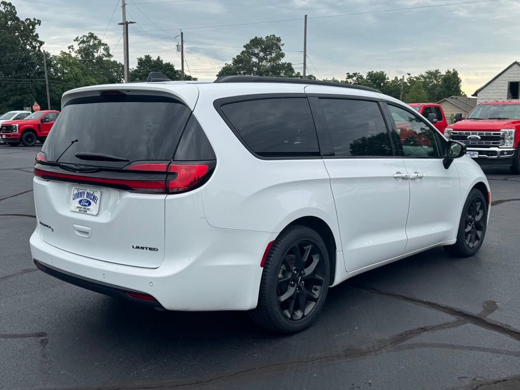 Used 2025 Chrysler Pacifica Limited FWD image 23