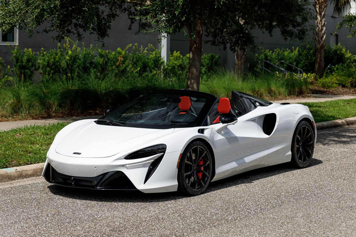 Used 2025 McLaren Artura Spider RWD image 23