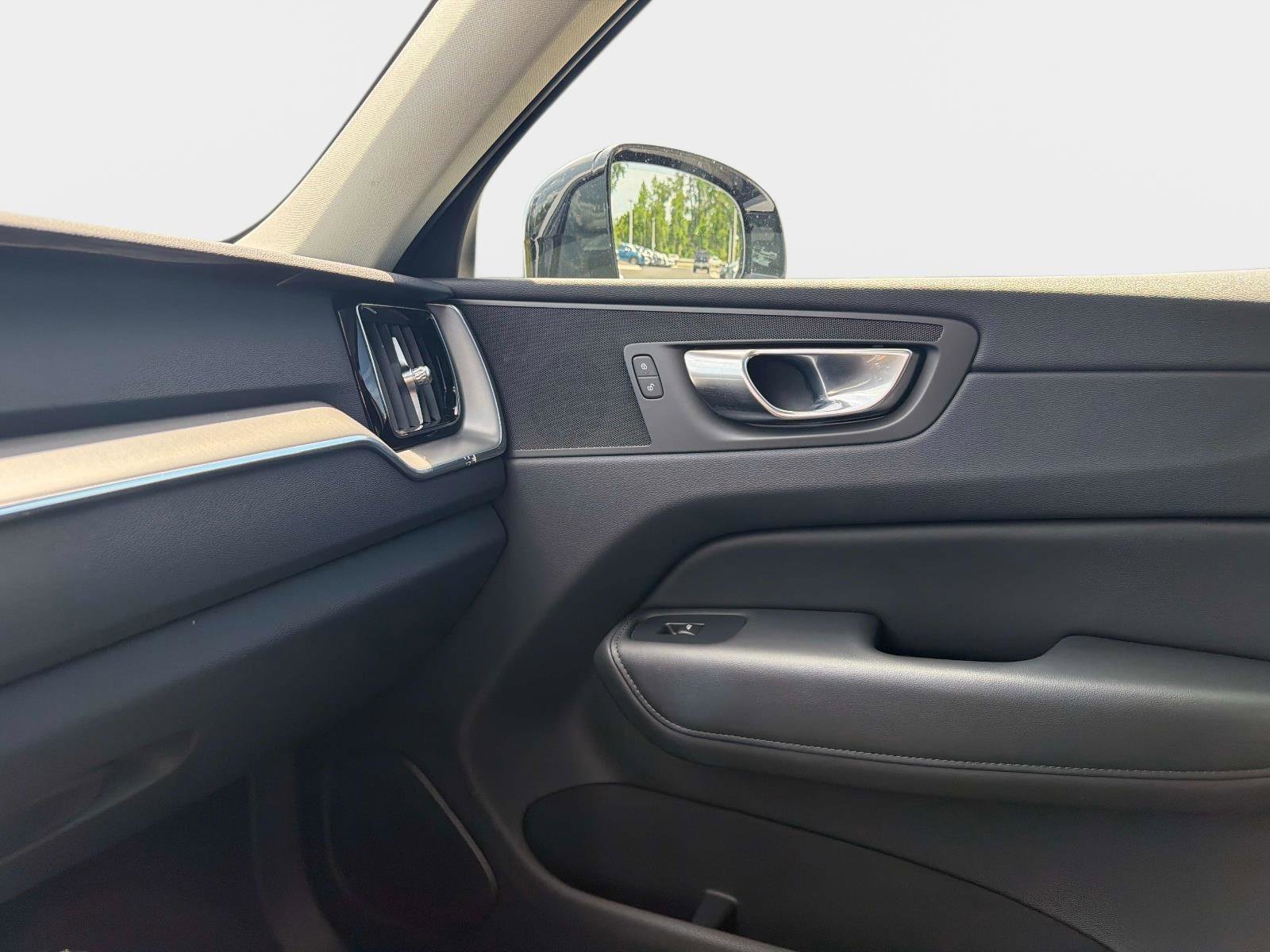Certified 2025 Volvo XC60 B5 Core AWD/4WD image 20