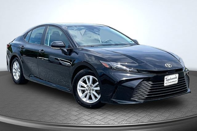 Used 2025 Toyota Camry LE FWD image 3