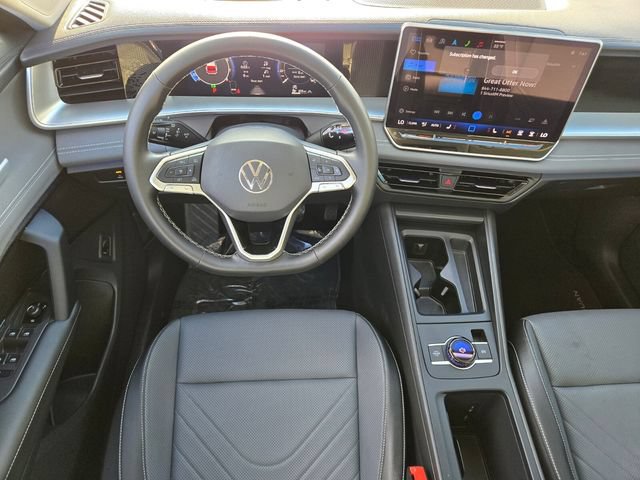 Used 2025 Volkswagen Tiguan SE AWD/4WD image 12