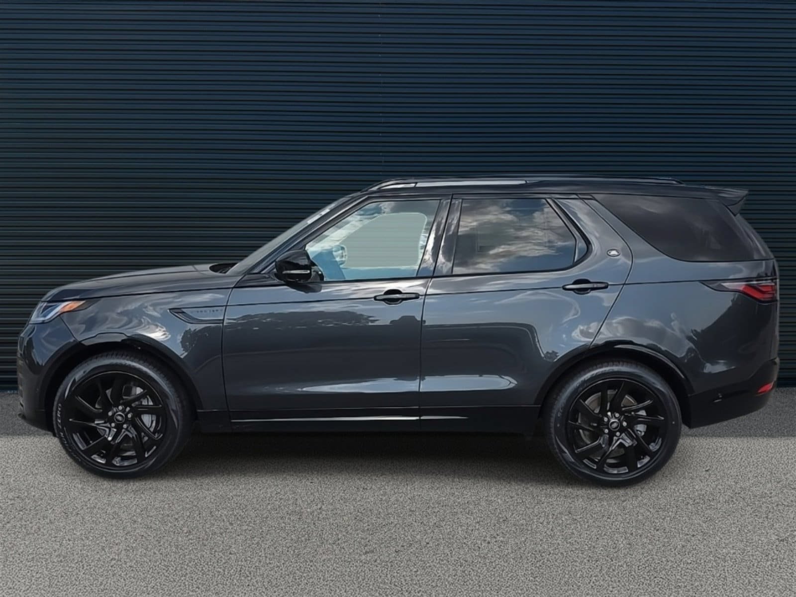 Certified 2025 Land Rover Discovery Dynamic SE AWD/4WD image 3