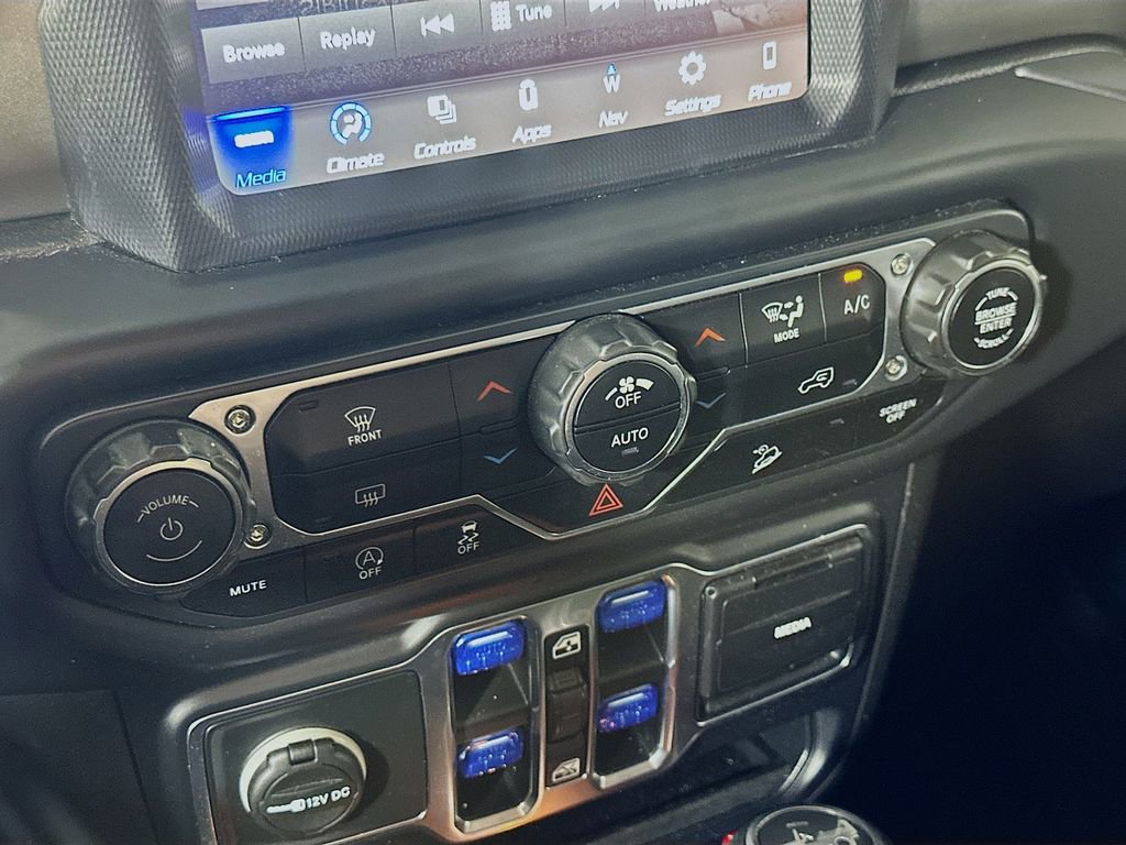 Used 2018 Jeep Wrangler Unlimited Sahara AWD/4WD image 26