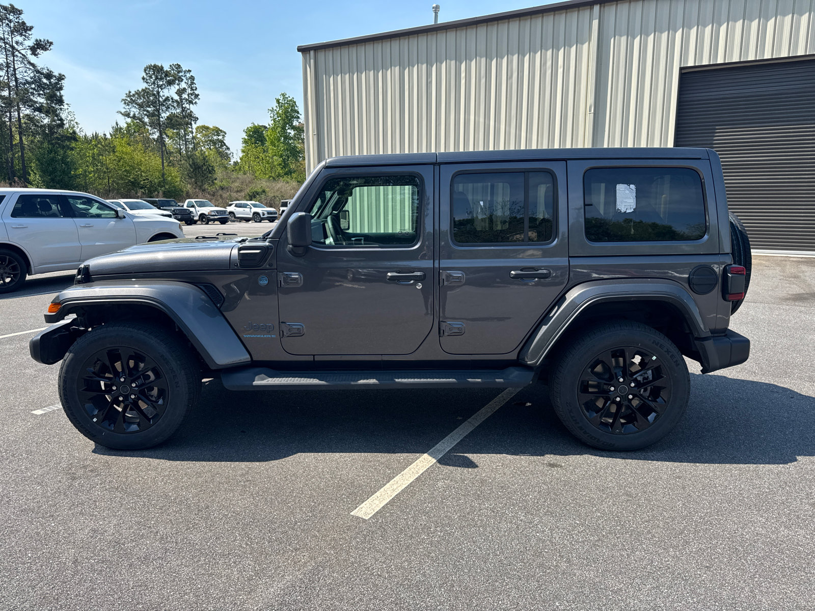 Used 2025 Jeep Wrangler Unlimited Sahara AWD/4WD image 9