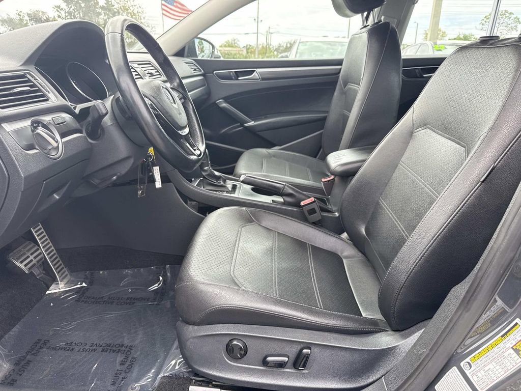 Used 2016 Volkswagen Passat 1.8T R-Line w/ R-Line Lighting Package image 19
