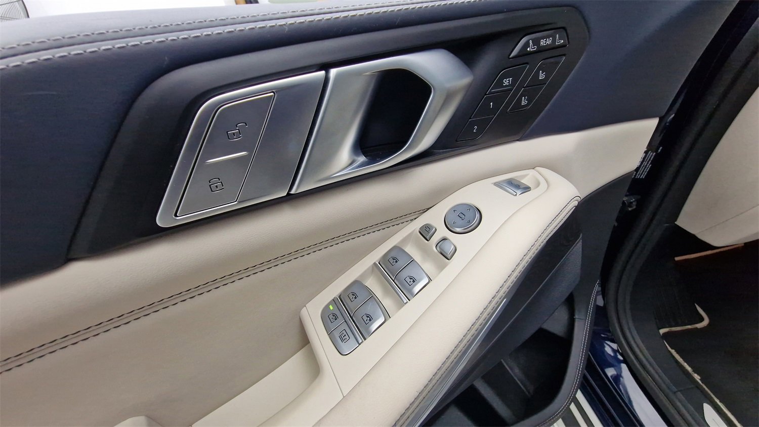 Used 2022 BMW X7 xDrive40i w/ Executive Package image 11