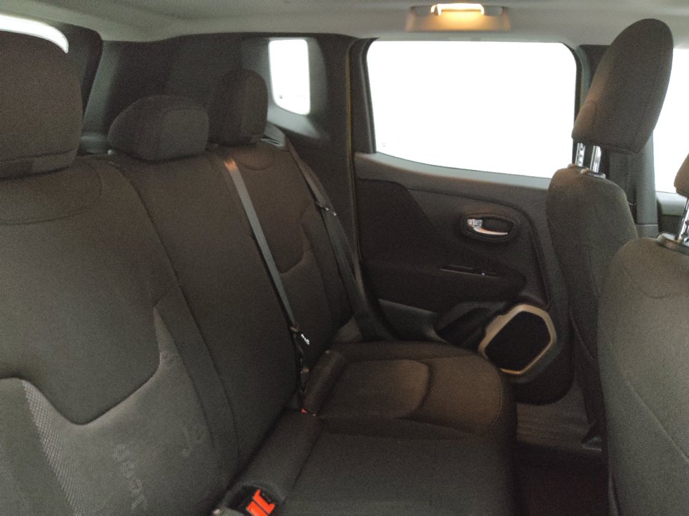 Used 2016 Jeep Renegade Latitude FWD image 19