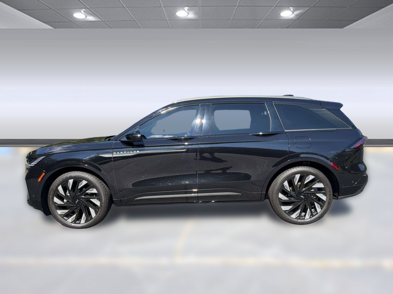Used 2024 Lincoln Nautilus Reserve w/ Equipment Group 202A AWD/4WD image 2