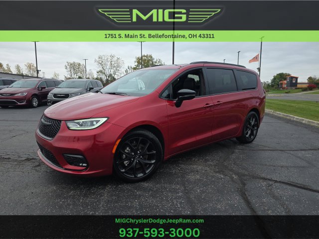 Used 2025 Chrysler Pacifica Limited FWD image 1
