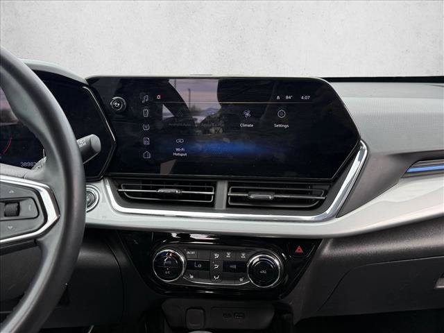 Used 2025 Chevrolet Trax LT w/ LT Convenience Package FWD image 17