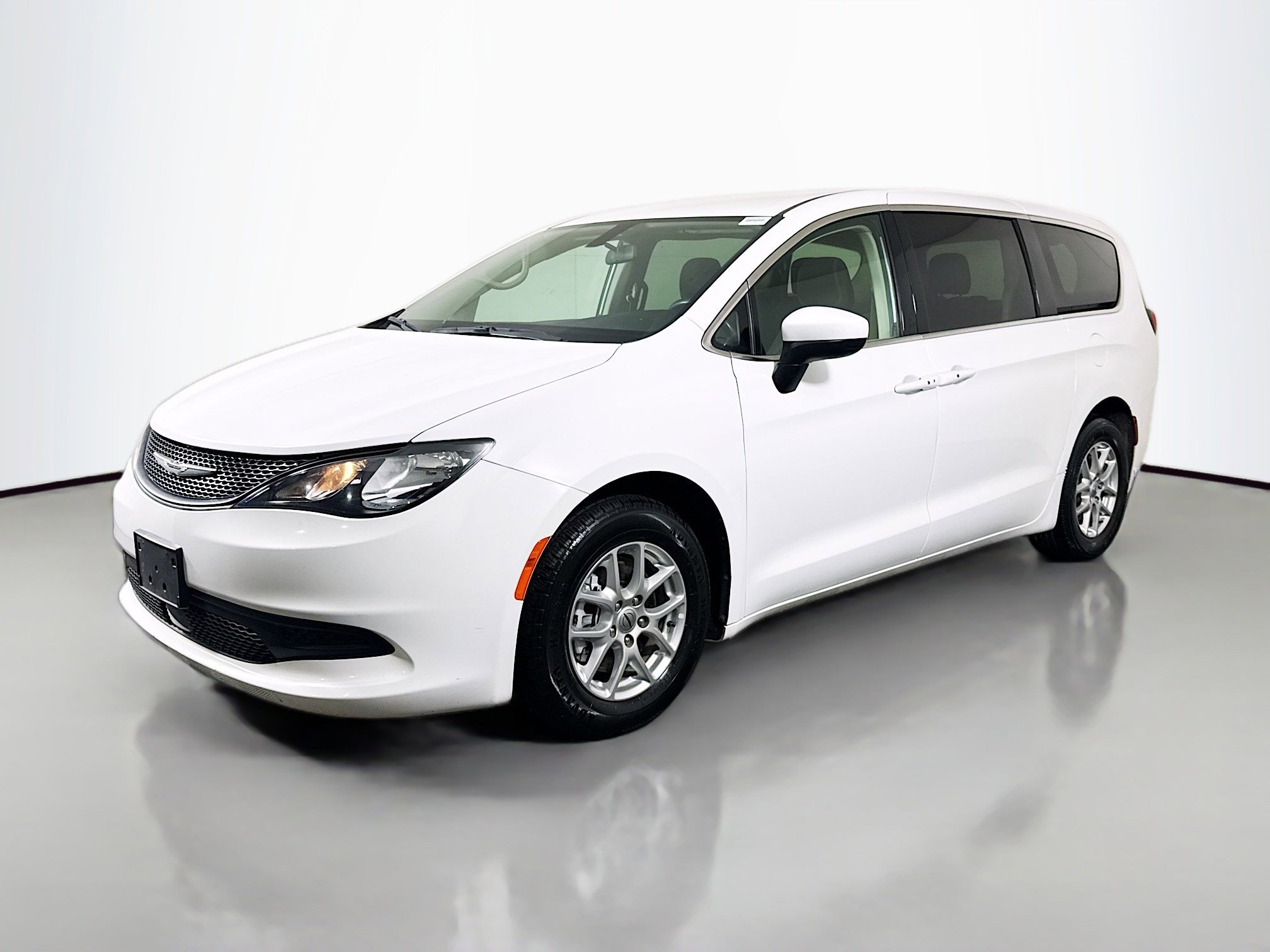 Used 2022 Chrysler Voyager LX FWD image 4