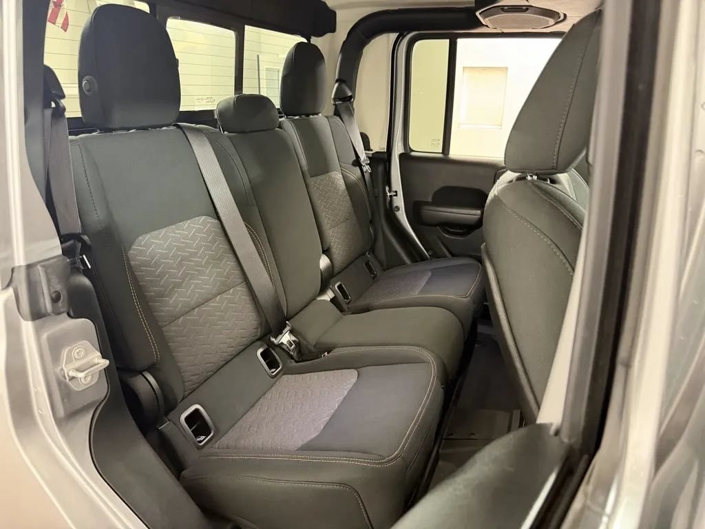 Used 2021 Jeep Gladiator Mojave AWD/4WD image 32