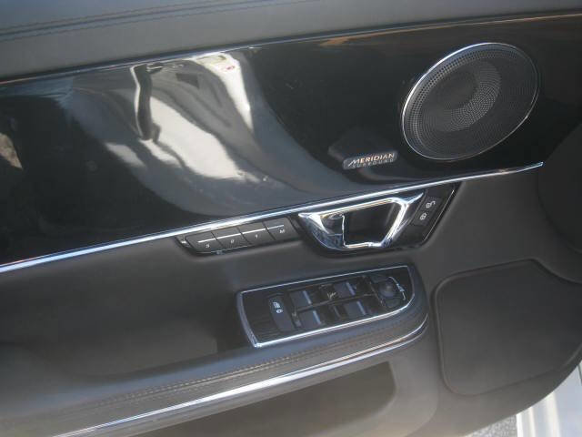 Used 2017 Jaguar XJ image 29