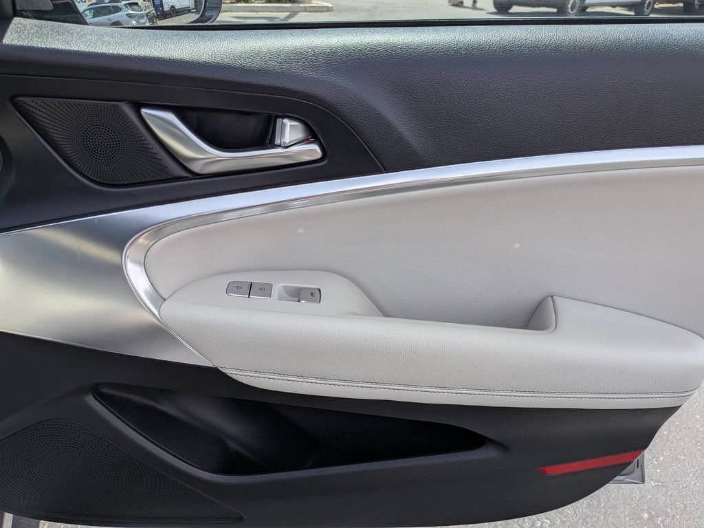 Used 2025 Genesis G70 2.5T RWD image 32