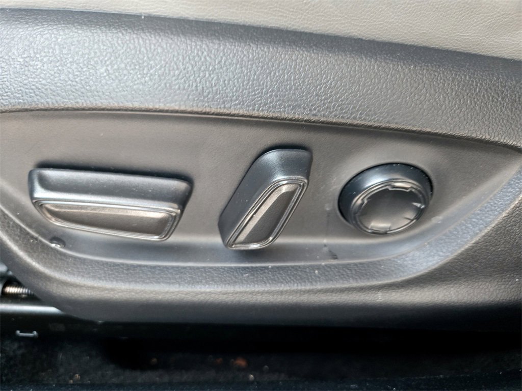 Used 2021 Toyota Avalon Limited image 26