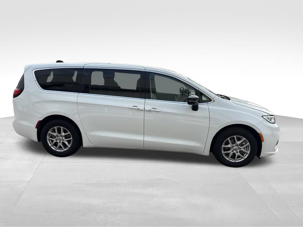 Used 2024 Chrysler Pacifica Touring-L FWD image 5