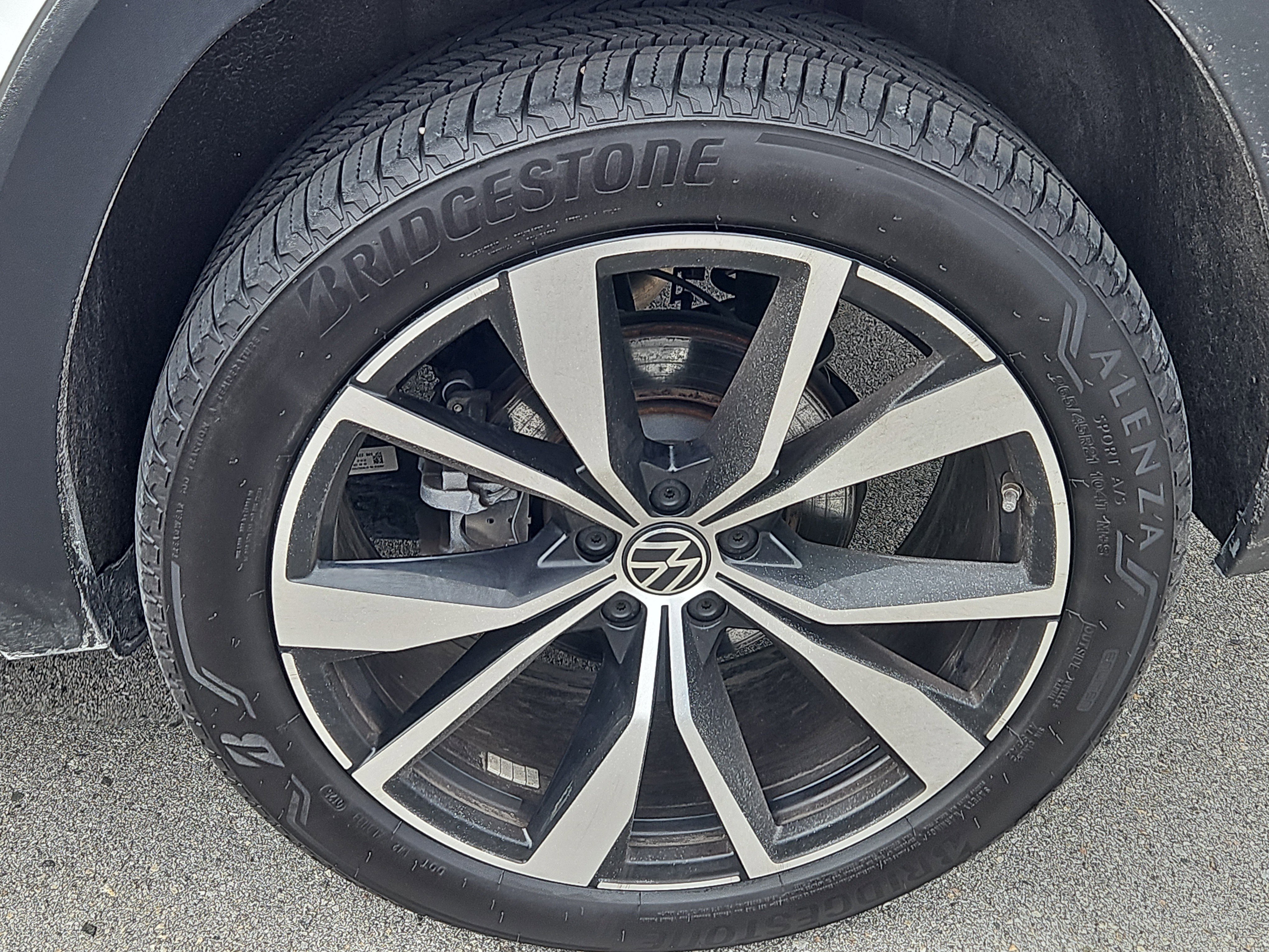 Certified 2025 Volkswagen Atlas SEL Premium R-Line image 33