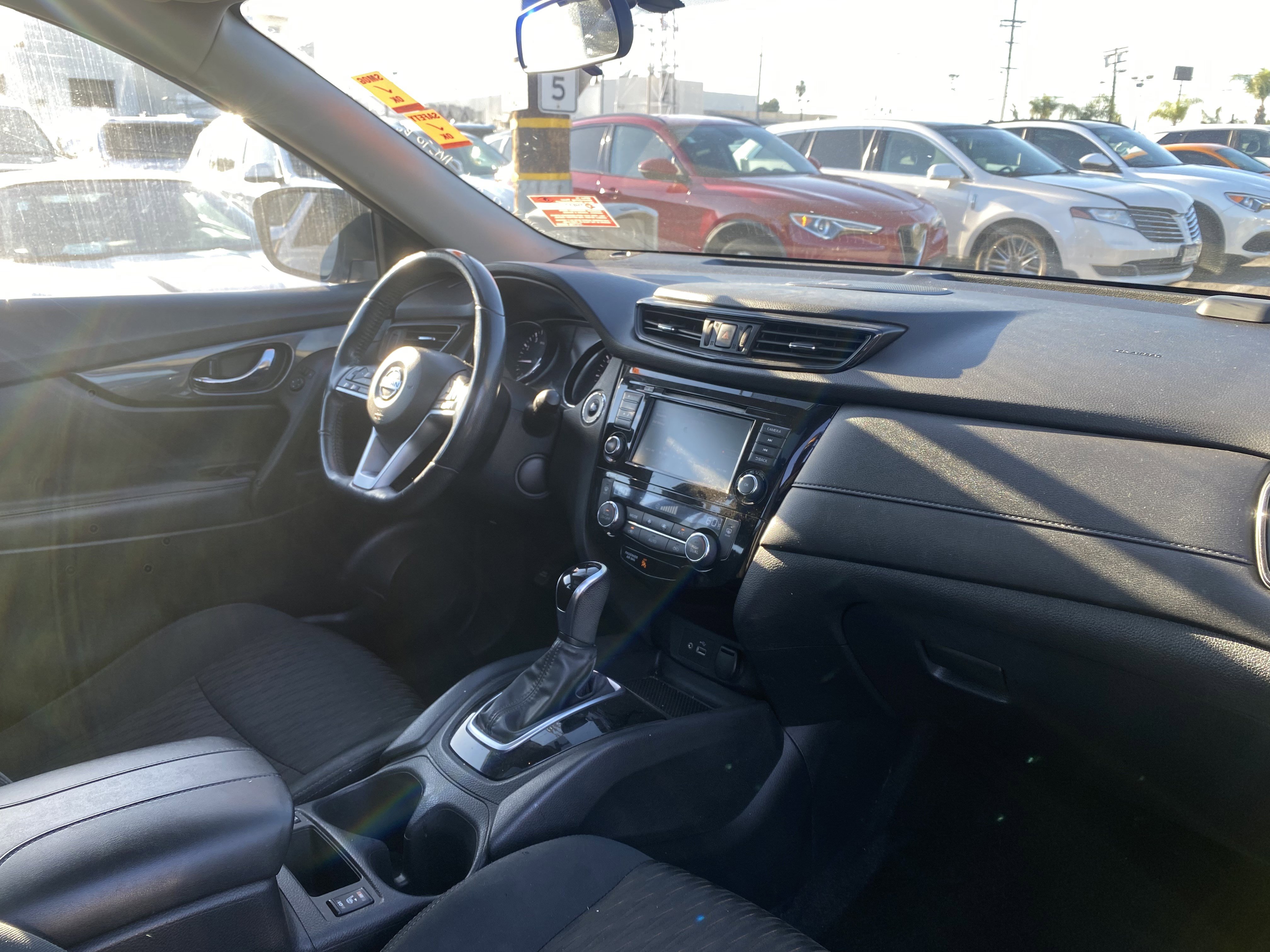 Used 2018 Nissan Rogue SV w/ Premium Package image 25