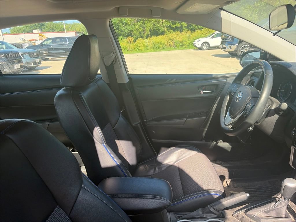 Used 2017 Toyota Corolla SE w/ SE Premium Package FWD image 14