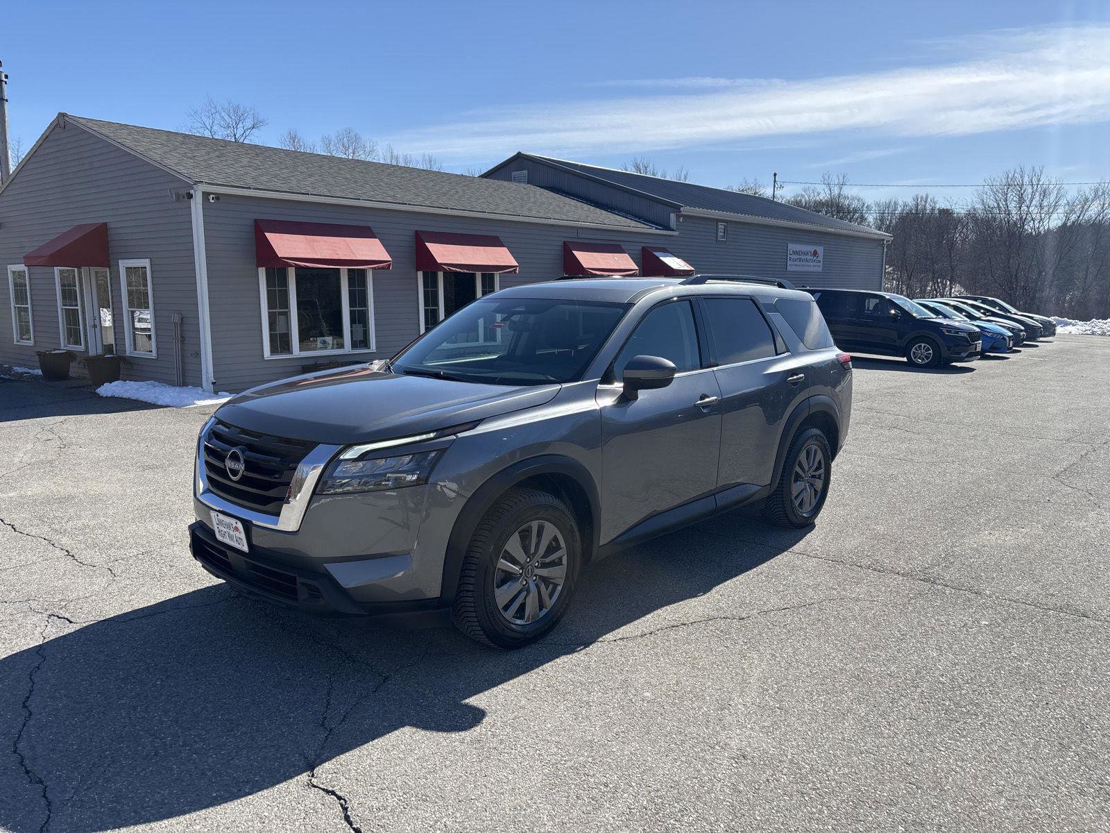 Used 2025 Nissan Pathfinder SV image 1