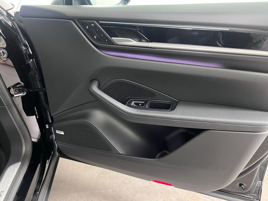 Certified 2025 Porsche Macan Electric image 19