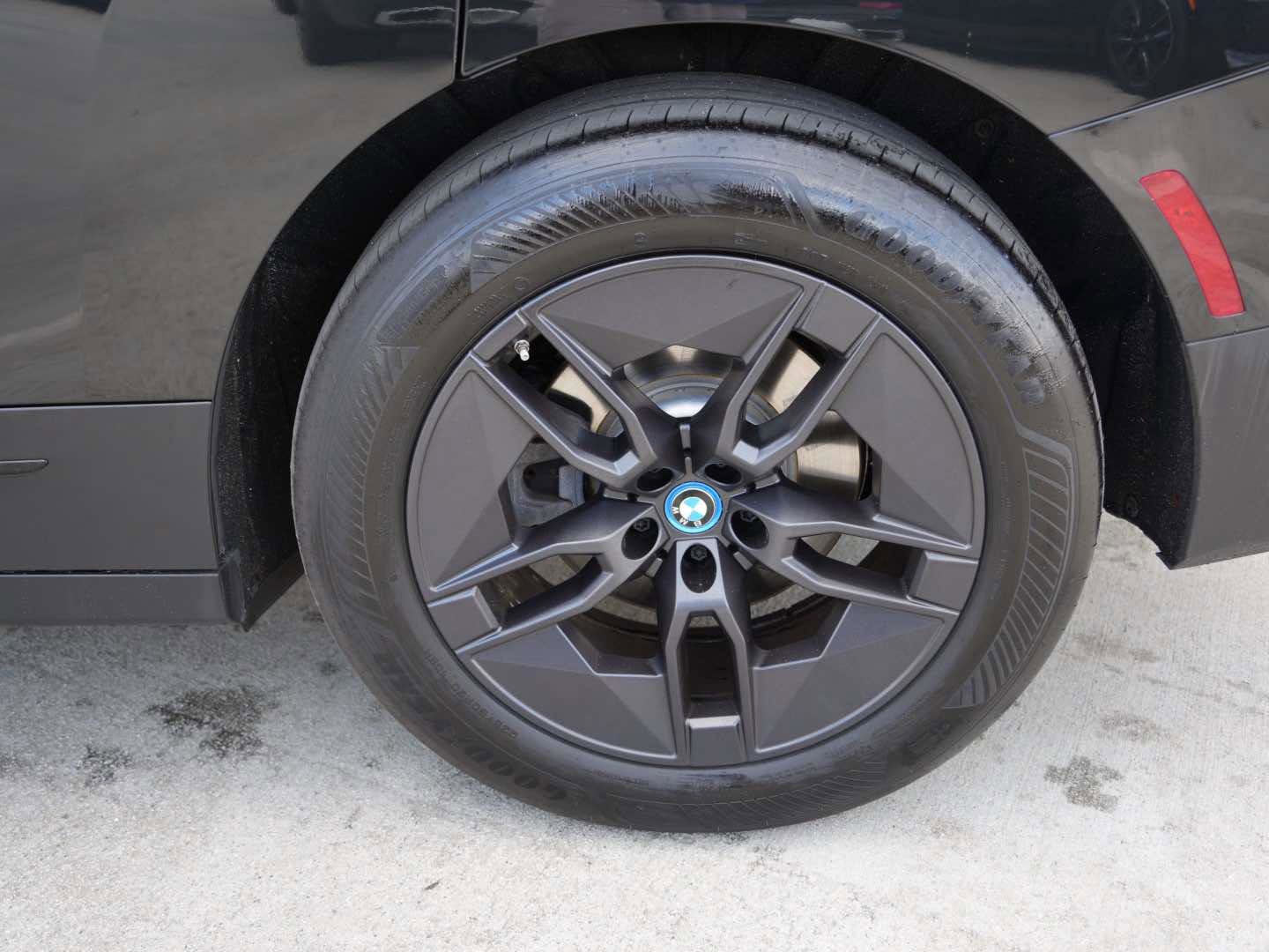 Used 2025 BMW iX xDrive50 w/ Convenience Package image 6