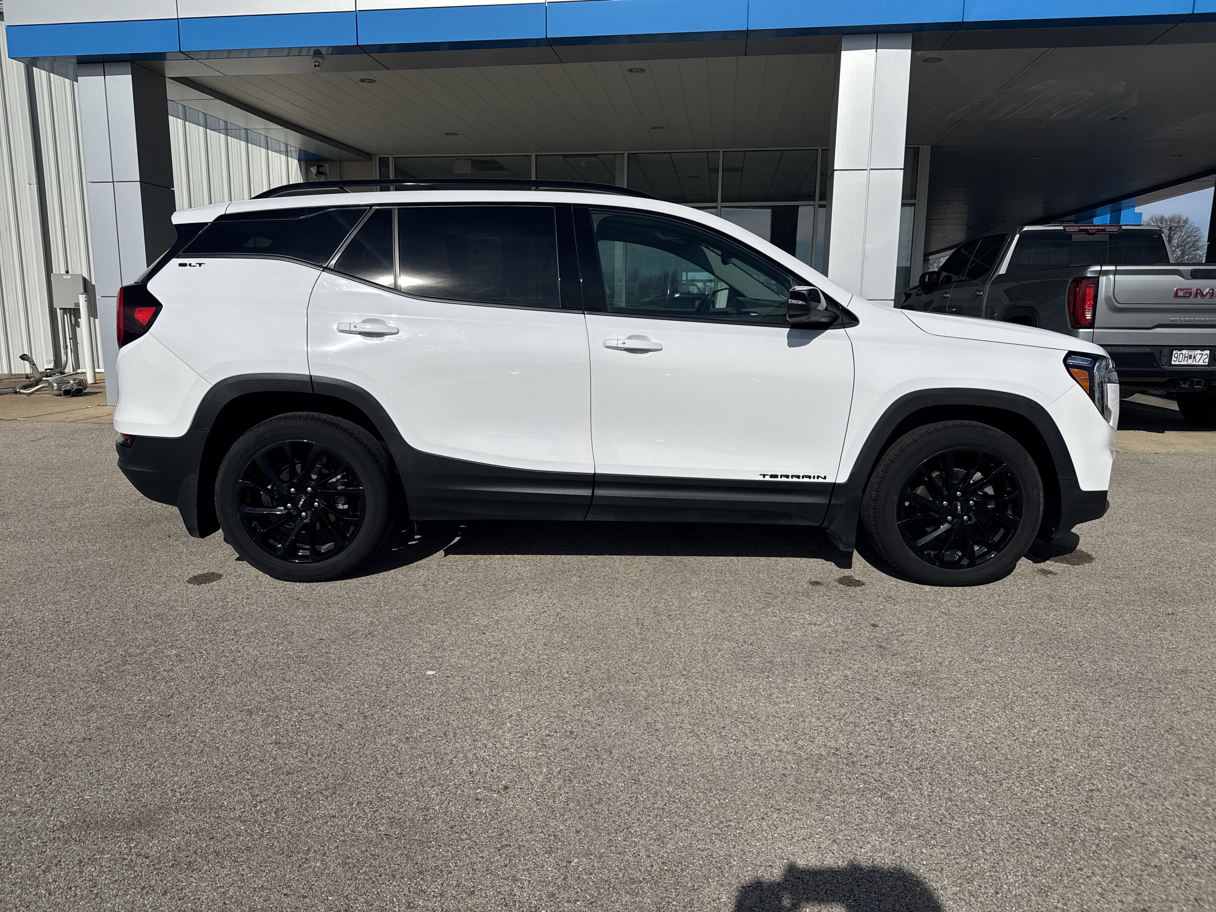 Used 2023 GMC Terrain SLT w/ Infotainment Package II image 6