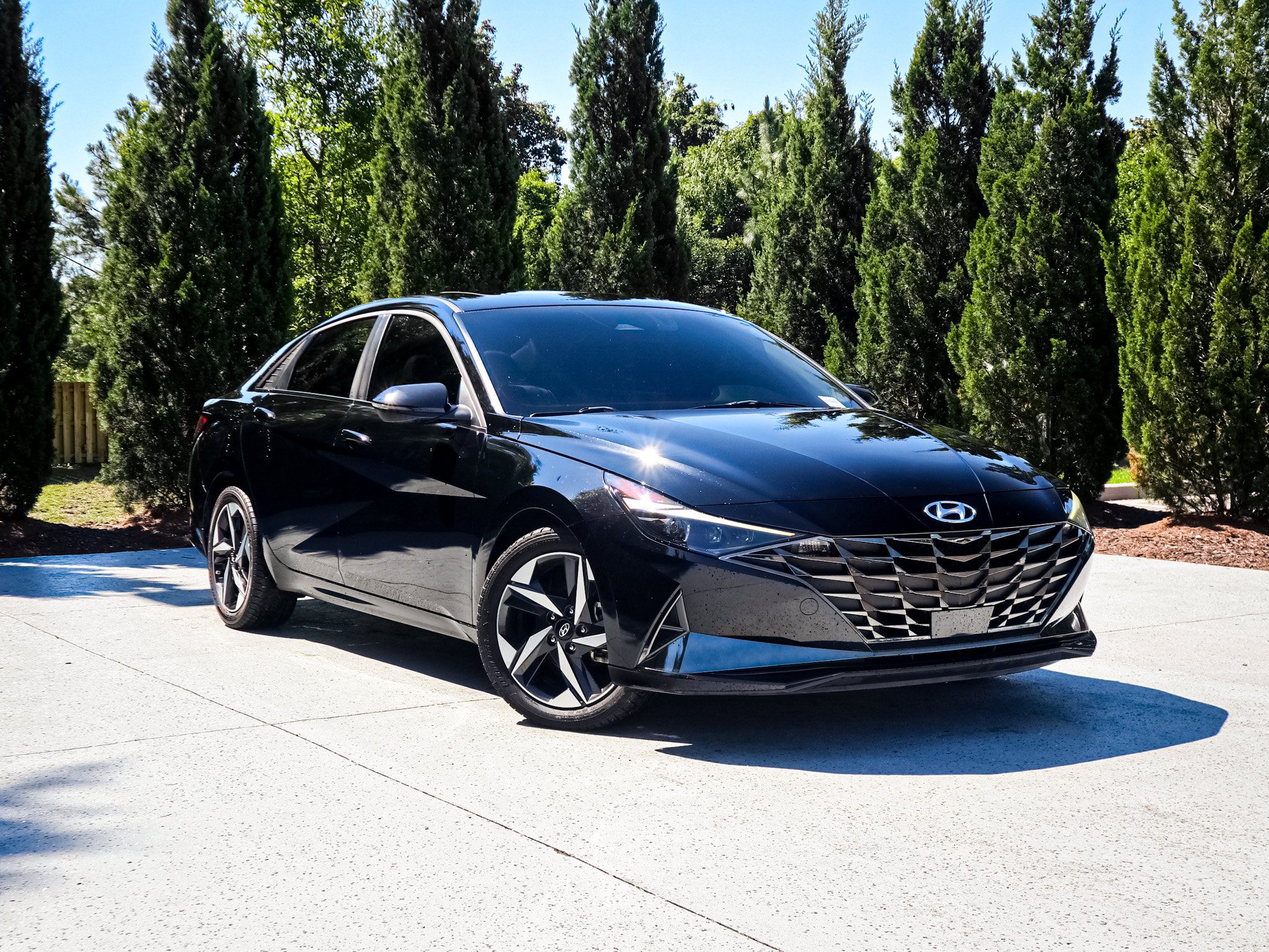 Used 2022 Hyundai Elantra Limited FWD image 2
