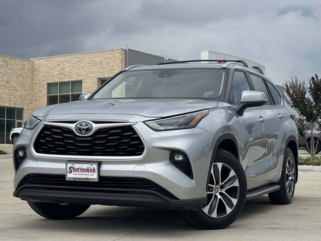 Used 2024 Toyota Highlander XLE AWD/4WD image 3