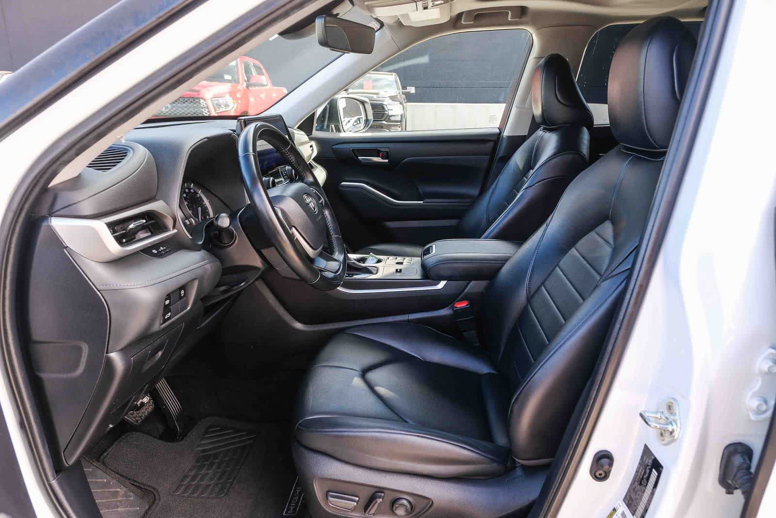 Used 2023 Toyota Highlander XLE FWD image 21