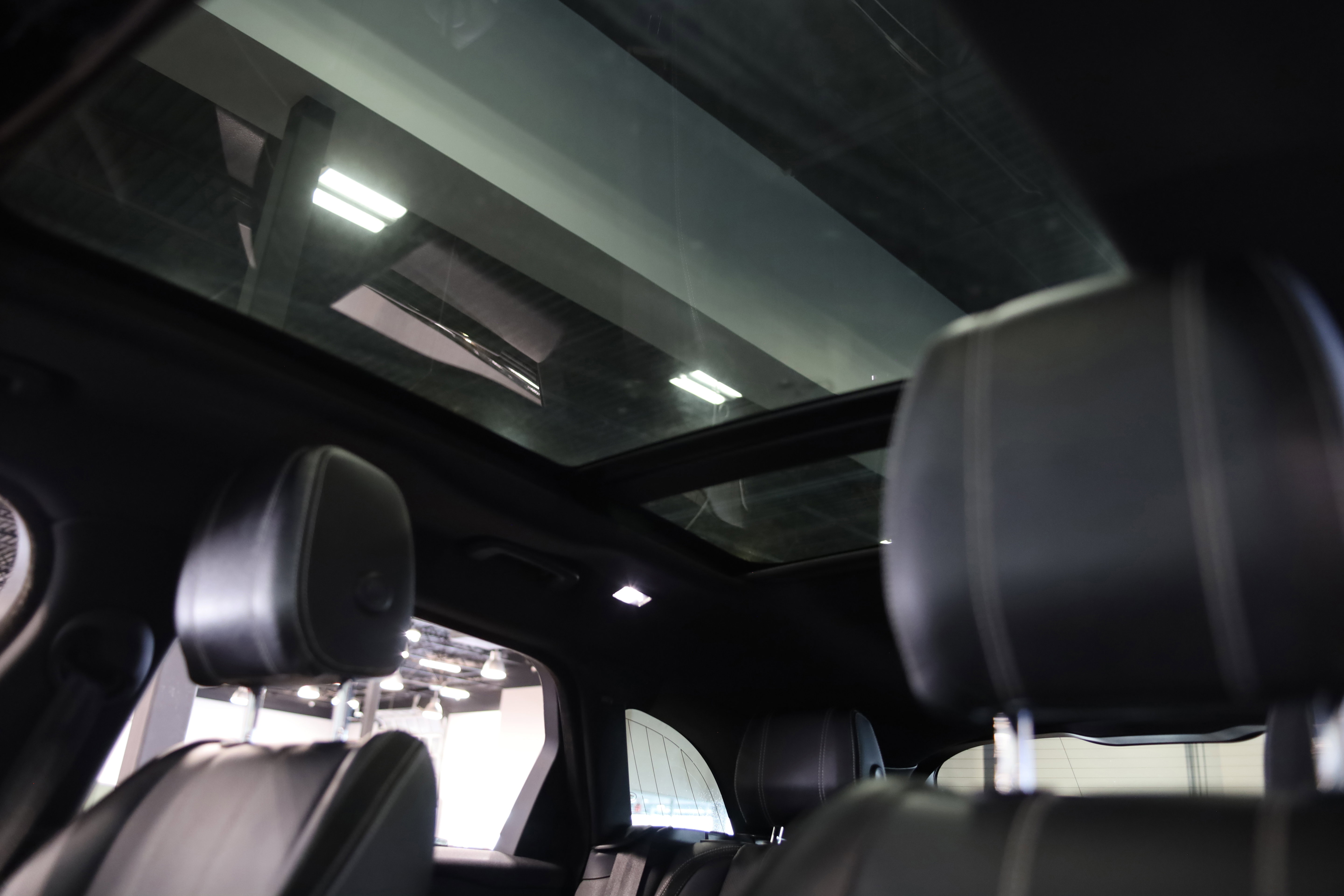 Used 2019 Land Rover Range Rover Velar R-Dynamic SE image 31