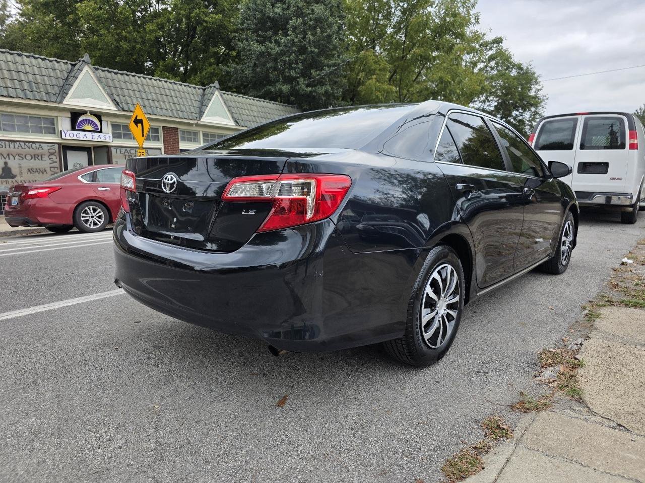 Used 2012 Toyota Camry LE FWD image 6