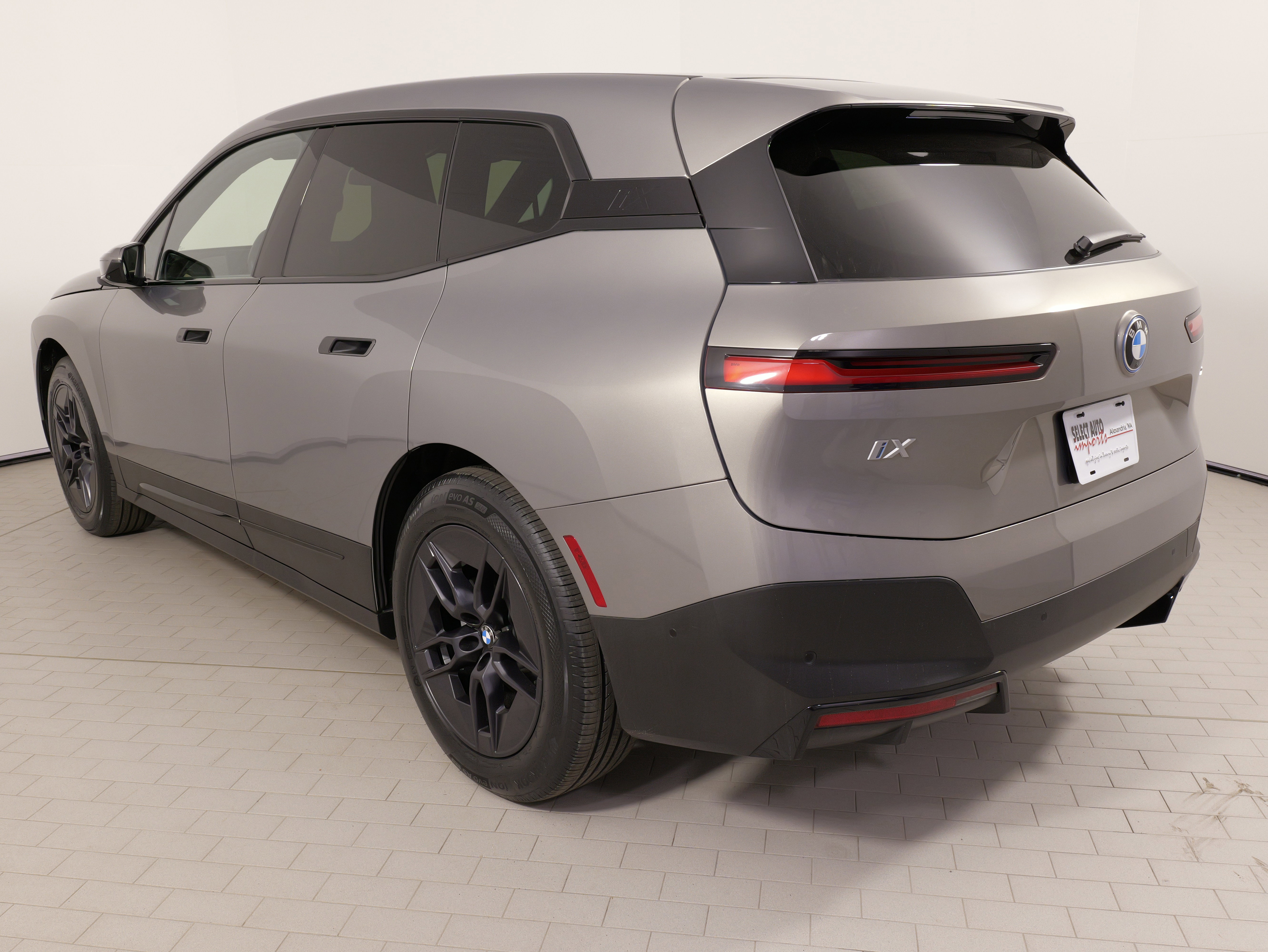 Used 2024 BMW iX xDrive50 image 15