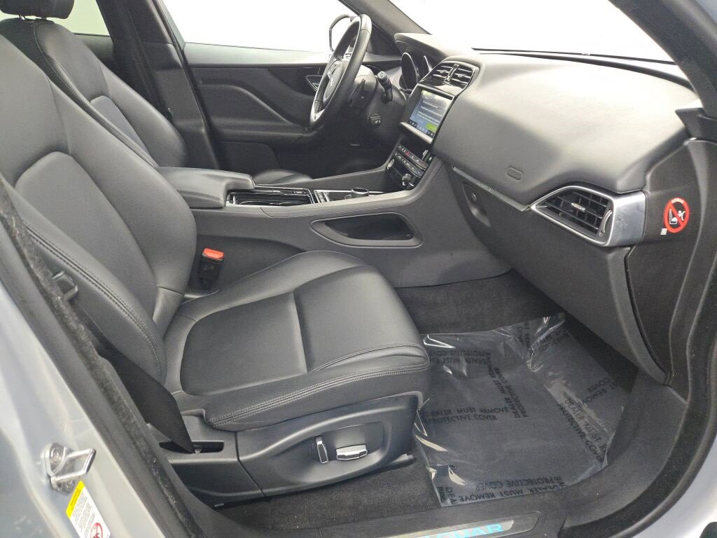 Used 2019 Jaguar F-PACE Premium image 7