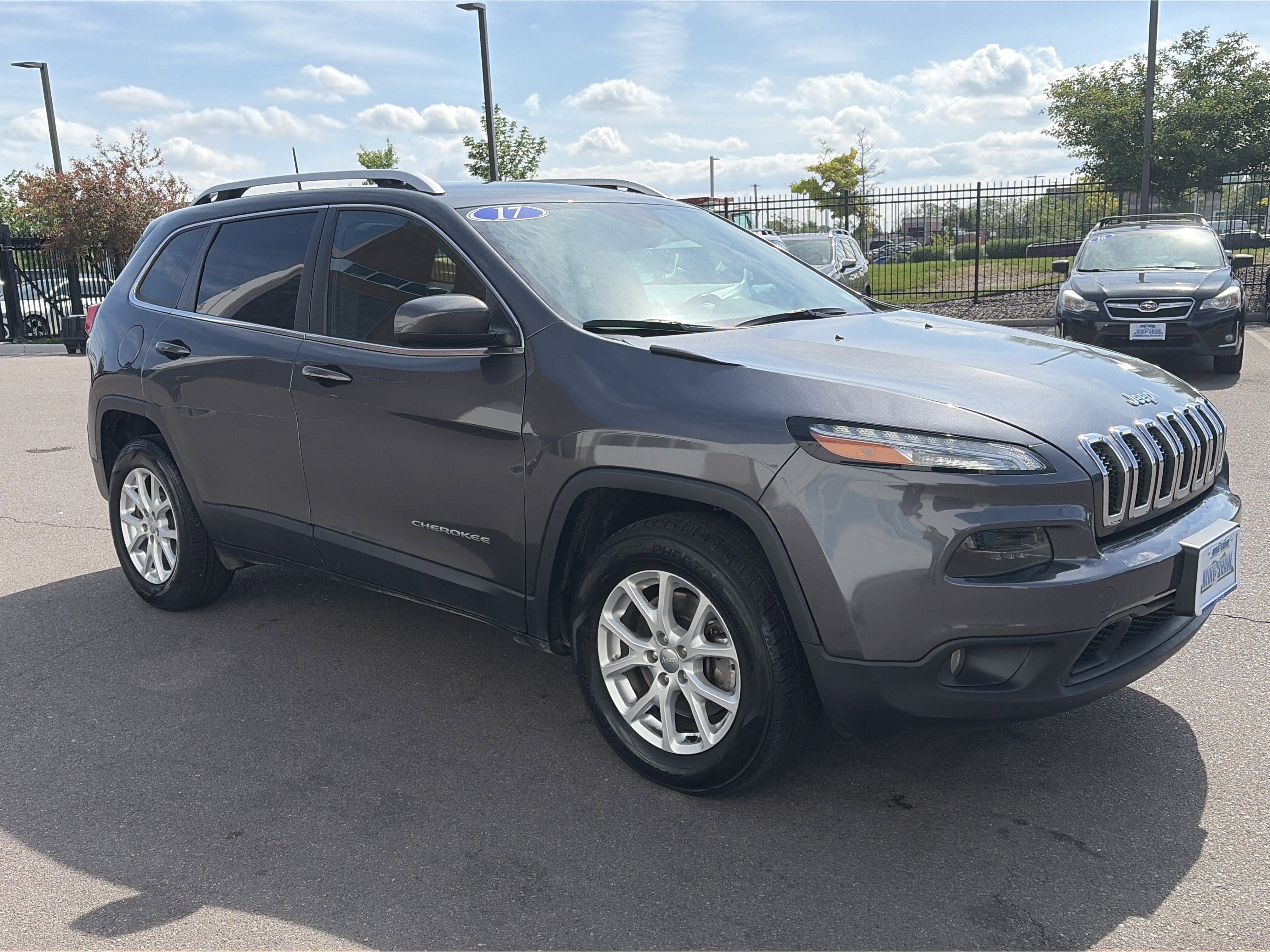 Used 2017 Jeep Cherokee Latitude AWD/4WD image 3