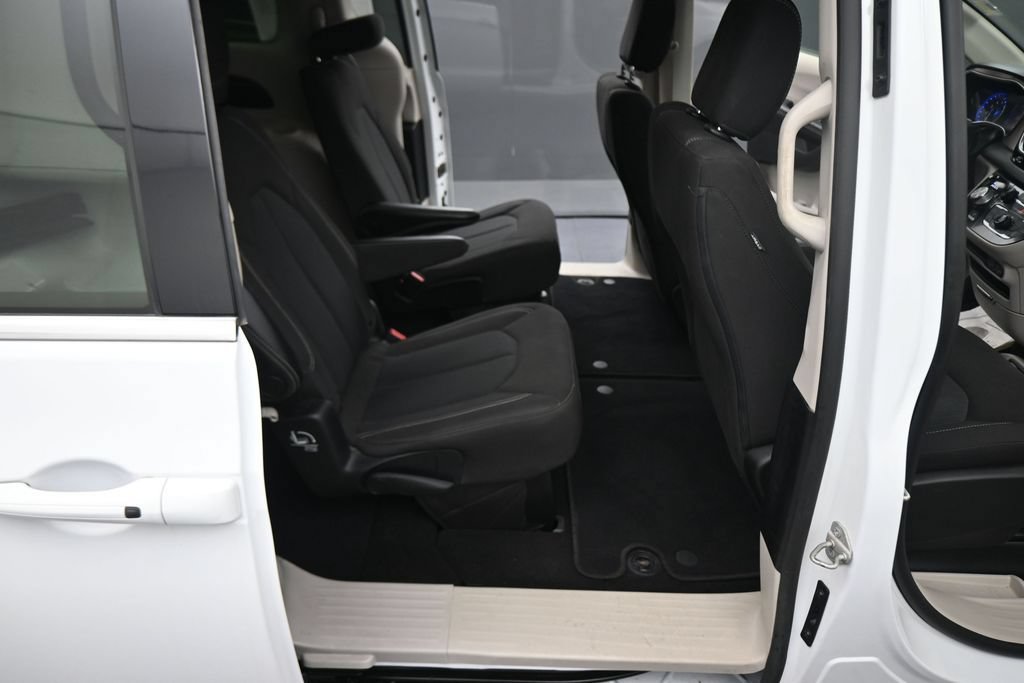 Used 2022 Chrysler Voyager LX FWD image 43