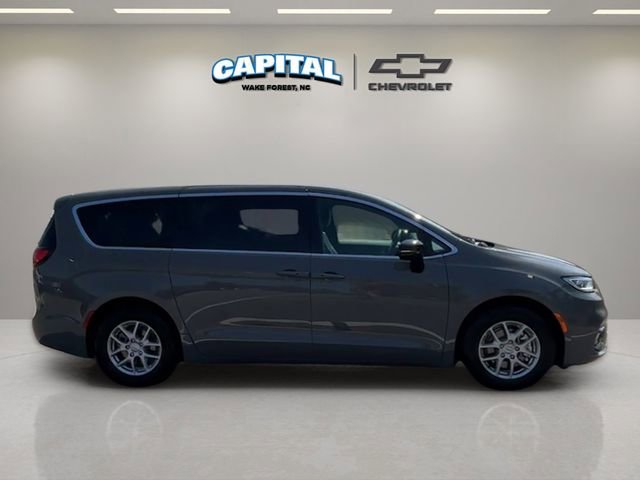 Used 2025 Chrysler Pacifica Select FWD image 6