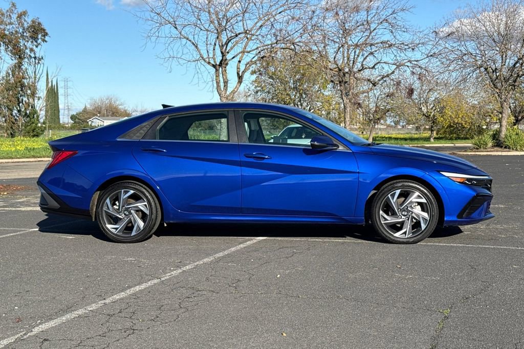 Used 2025 Hyundai Elantra Limited image 3