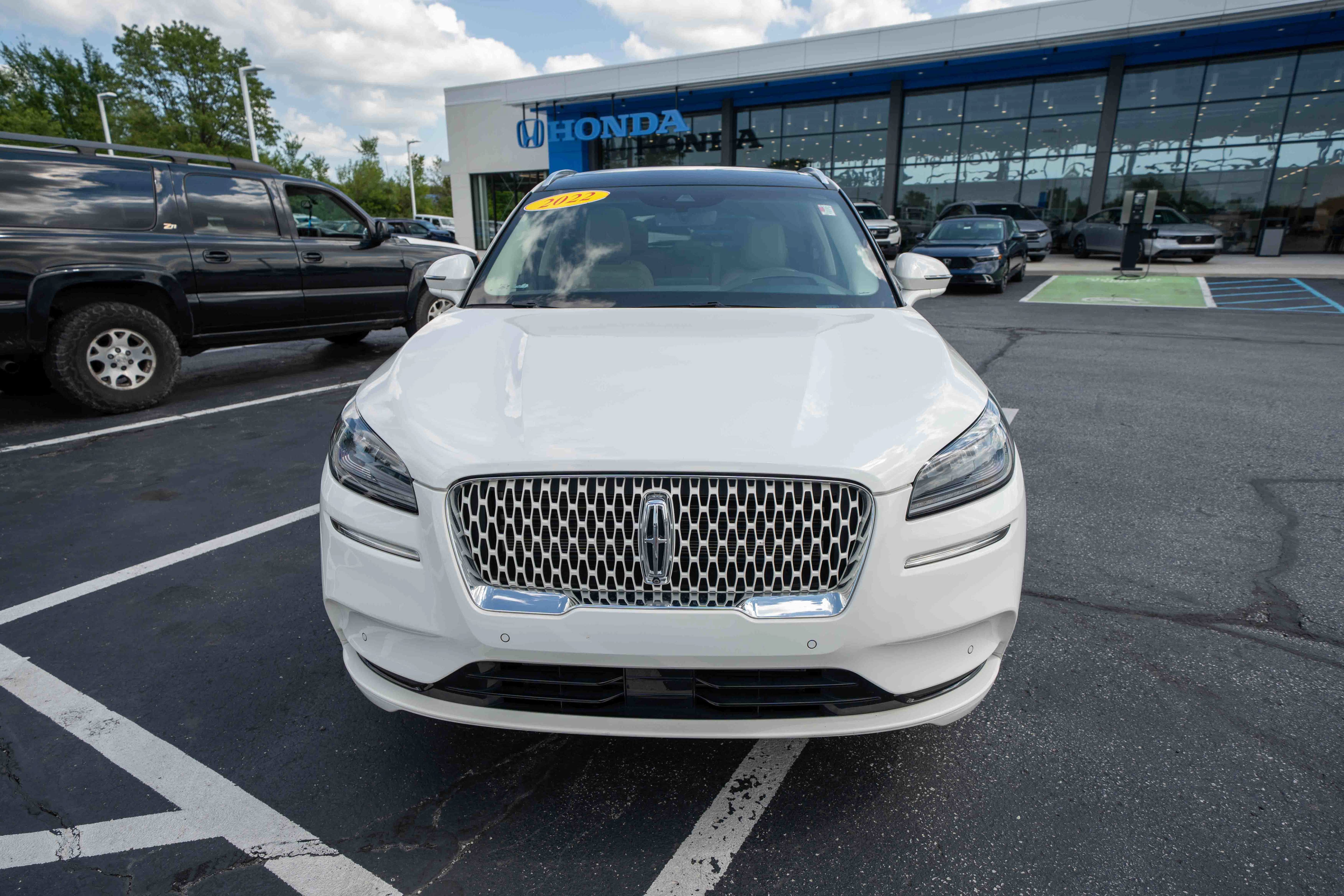 Used 2022 Lincoln Corsair Reserve w/ Equipment Group 201A AWD/4WD image 2
