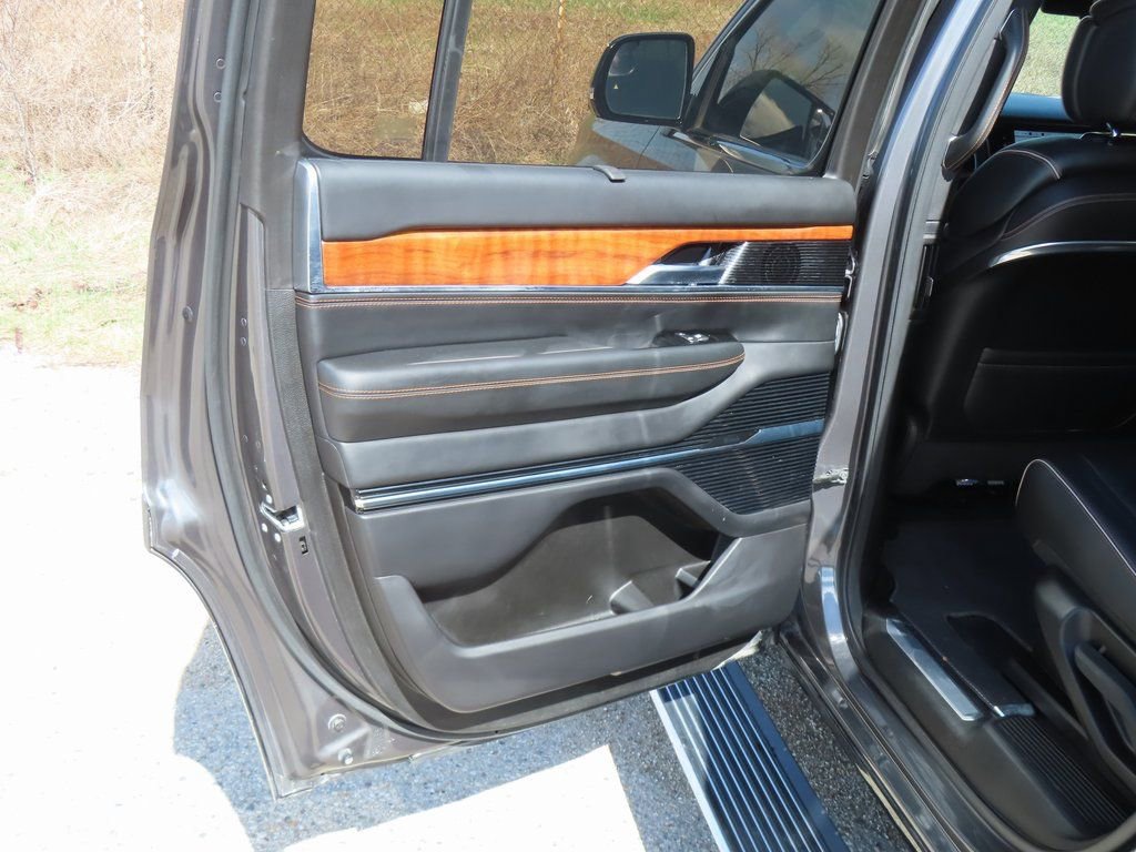 Used 2023 Jeep Grand Wagoneer Series III image 40