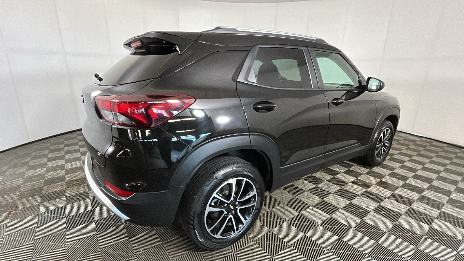 Used 2025 Chevrolet TrailBlazer LT AWD/4WD image 3