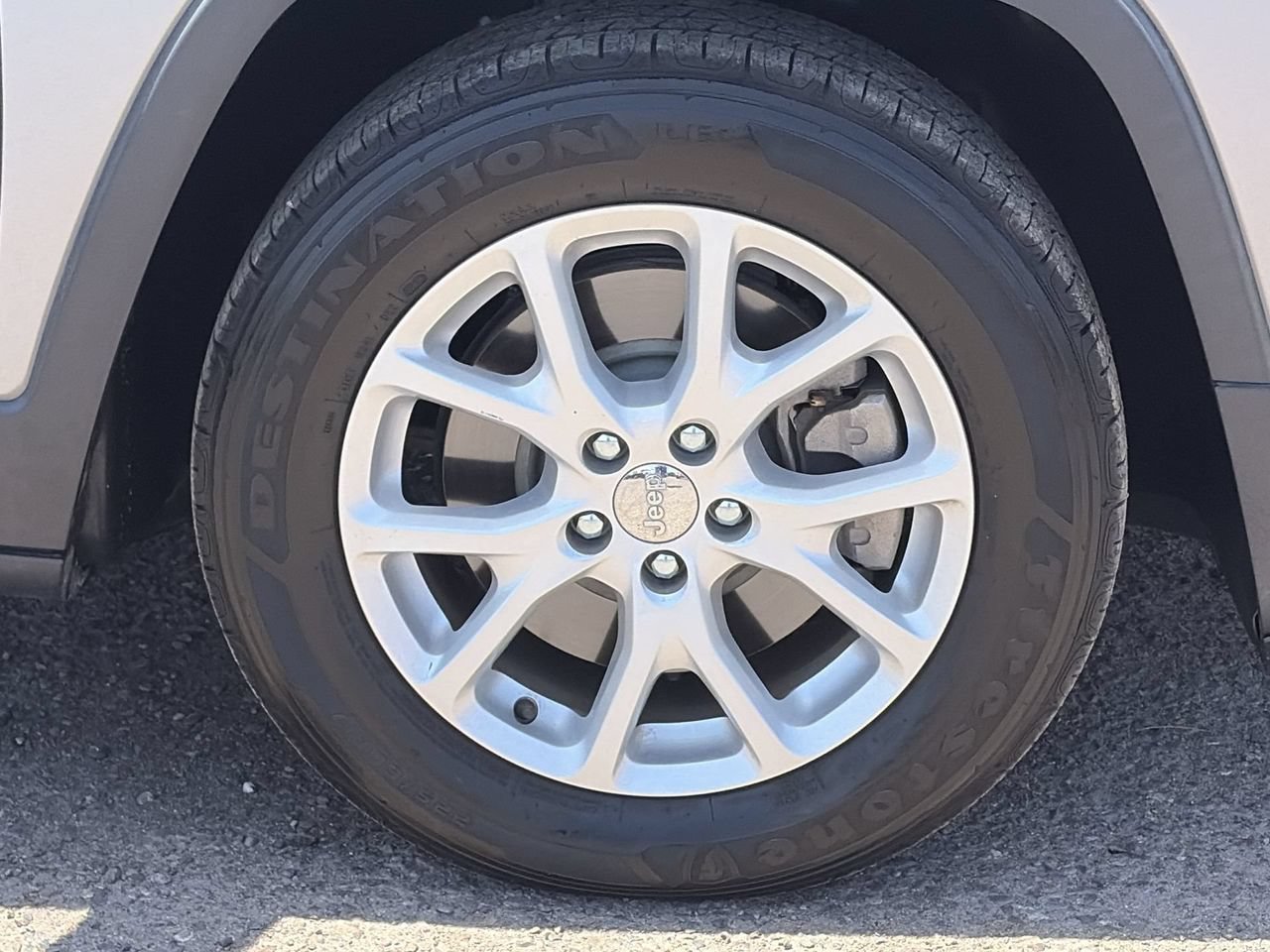 Used 2018 Jeep Cherokee Latitude Plus w/ Comfort/Convenience Group FWD image 9