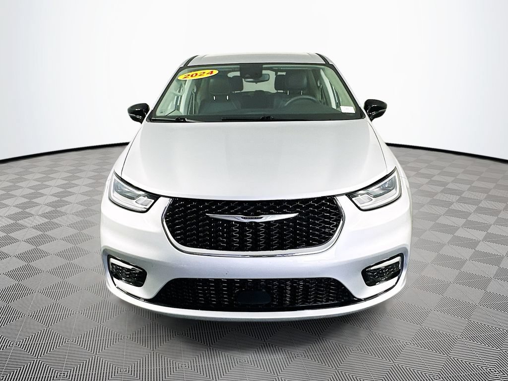 Certified 2024 Chrysler Pacifica Touring-L FWD image 4