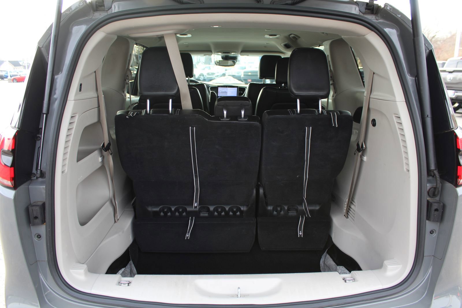 Used 2023 Chrysler Pacifica Touring-L image 20