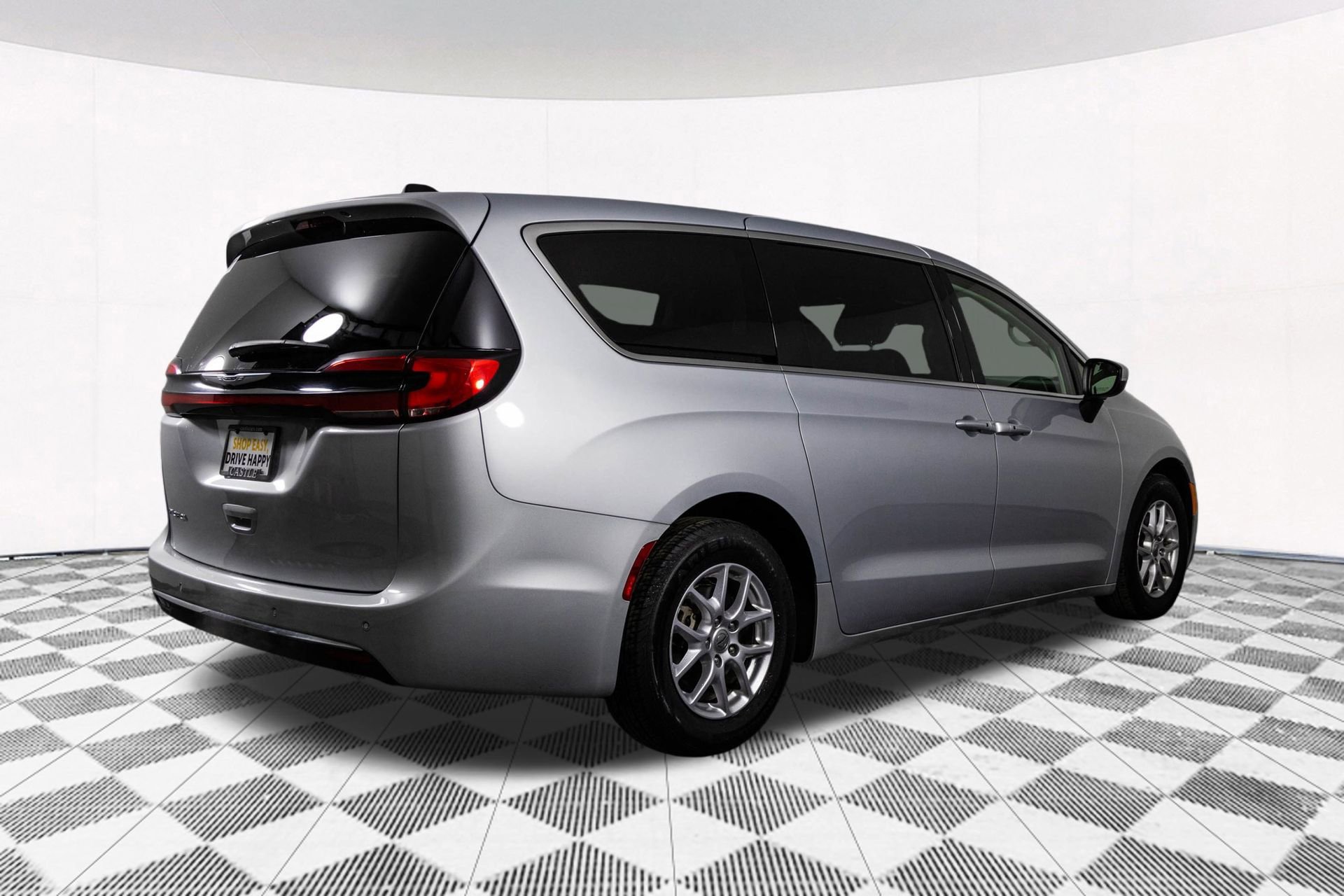 Used 2023 Chrysler Pacifica Touring-L image 16