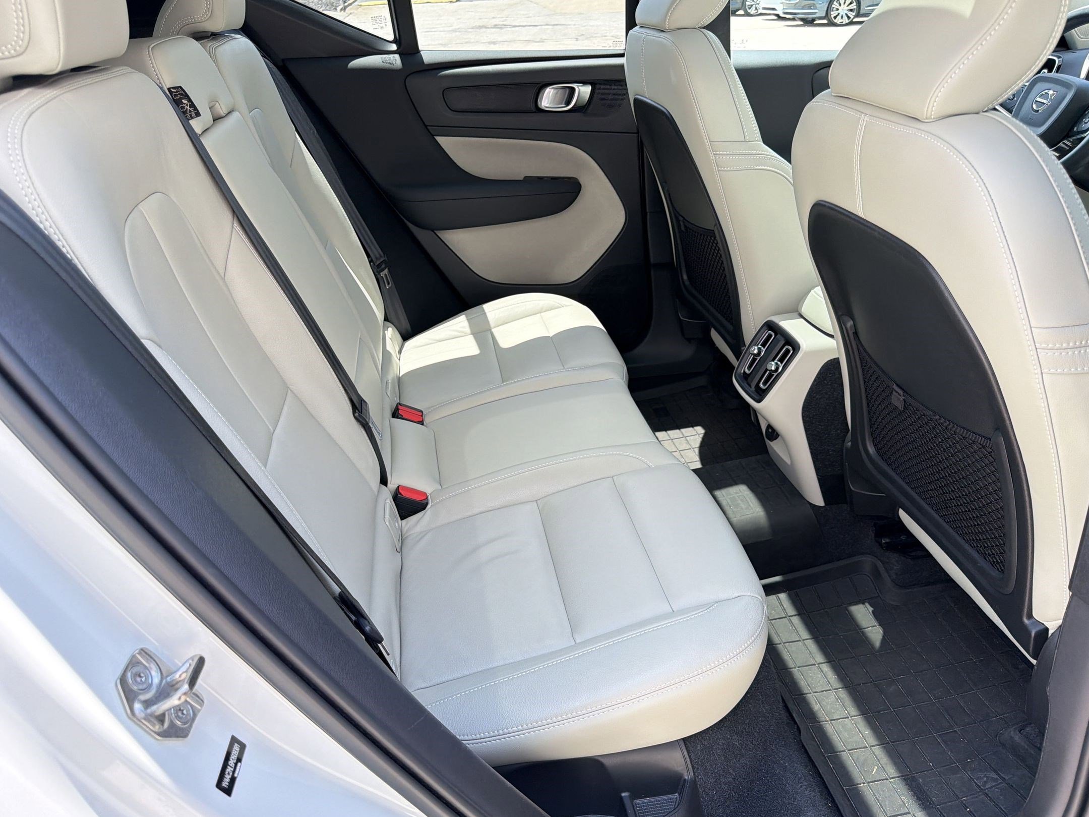 Used 2021 Volvo XC40 T4 Inscription w/ Climate Package FWD image 29